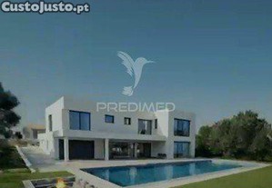 Moradia com piscina e terreno de 5 mil m2