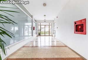 Lojas - Edifício Variante Em Sobreira | Paredes