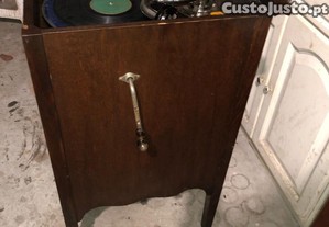 Gramofone móvel antigo
