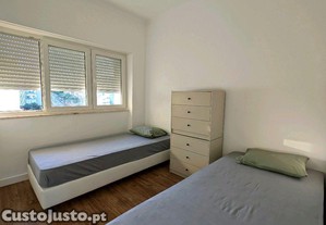 Quarto Duplo Partilhado em Praa Gil Vicente Cacilhas Contas Includas Bed IN Double Room