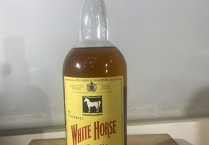 White Horse garrafa de 1 Litro não tem indicação de quantidade nem de teor alcoólico