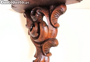 Suporte de parede em madeira macia entalhada