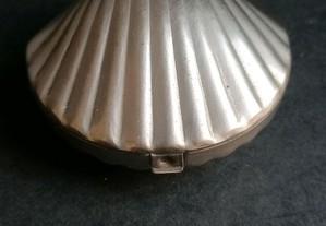 Caixinha em metal em forma de concha