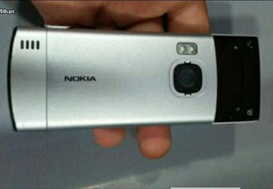 Dois Nokias 6700 slide pra peças,