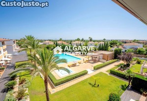 T2 no monte laguna no ultimo andar com vista para campos de golf e mar em vilamoura, algarve
