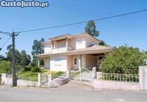 Moradia T4 de dois pisos, com cave, garagem, vidros duplos, jardim e logradouro