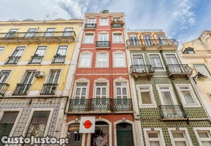 Apartamento T3 inserido num prédio tradicional, no coração de Lisboa, a 5 min da Basílica da Estrela