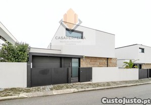 Moradia T3 De Luxo 3 Suites, Elevador, Piscina...