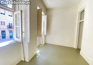 Apartamento T2 no centro de Lisboa - São Vicente, com um pequeno logradouro.