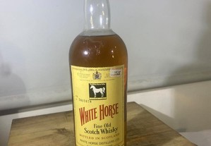 White Horse garrafa de 1 Litro não tem indicação de quantidade nem de teor alcoólico