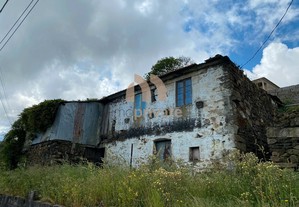 Moradia em ruina em Santo Estevão, Barrosas