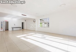 Loja Para Comércio Com Terraço Em Ferreiros -...