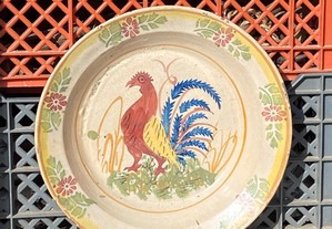 Grande prato em faiança de Coimbra decorado com galinha final Sec. XIX