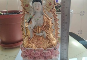 Guan Yin antiga, em porcelana fina chinesa