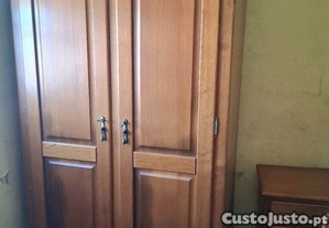 Roupeiro em Madeira Maciça com Gavetas - Clássico e Robusto
