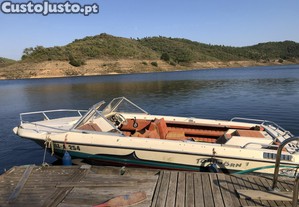 Barco com atrelado