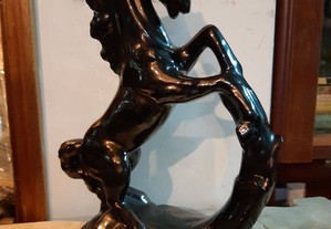 Escultura em cerâmica vidrada