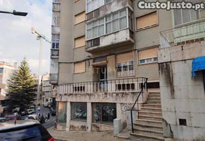 Prdio no Centro de Sacavm : Oportunidade de Investimento
