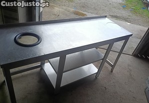 bancada inox com prateleiras e furo para detritos