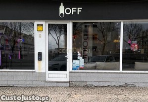 Espaçoso bar com vista panorâmica em localização privilegiada