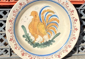 Prato em faiança de Coimbra com galinha final Sec. XIX