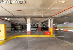Parque De Estacionamento Com 100 Frações...