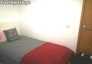 Quarto Individual na Prelada | Ambiente Tranquilo e Bem Localizado