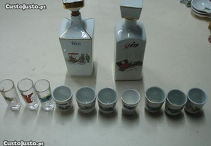 Conjunto de garrafas em porcelana