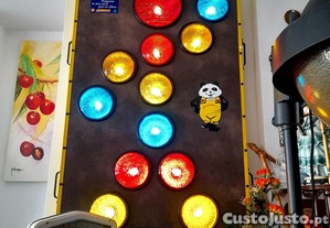 Luminoso Boneco boas vindas com vidros de semáforo antigos