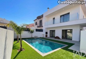 Casa T4 em Amora de 200,00 m²