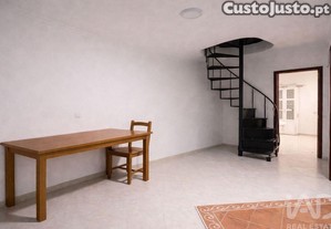 Moradia em banda T3 em Sacavém e Prior Velho de 73,6 m²