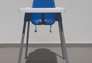 Cadeira de refeições com tabuleiro para criança
