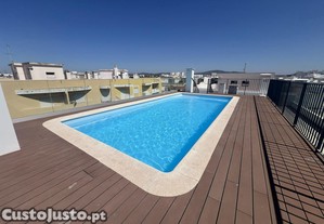 Apartamento com lugar de estacionamento e piscina