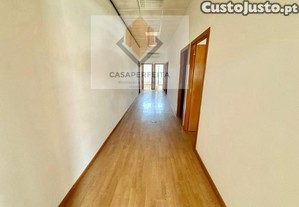Loja Com 114 M2 E Vrias Divises - Centro De...