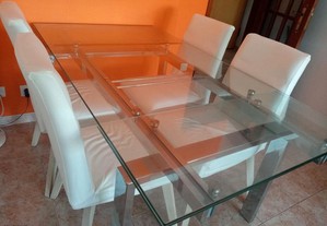 Mesa de vidro com 4 cadeiras seminova.