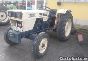 Trator lamborghini r235