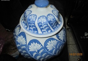 Pote azul de louça chinês