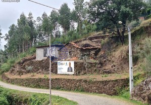 Moradia em ruinas no campo para reconstrução