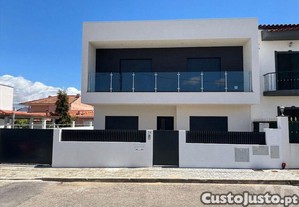 Casa / Villa T4 em Amora de 200,00 m²
