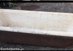 Banheiras esmaltadas p/ servir de comedouro