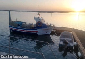 Barco de pesca local redes covos aparelho