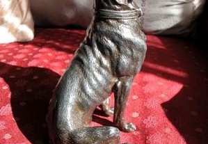Escultura realista de cão em ferro