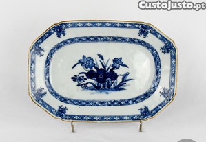 Travessa Companhia das ndias, Perodo Qianlong, sc. XVIII, decorada com flores e borboletas