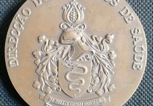 Medalha medalhão em metal com o brasão militar da Direcção de Serviços de Saúde do Exército