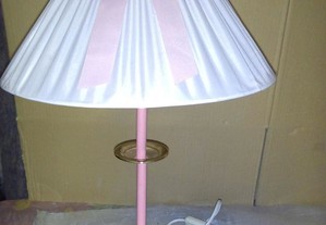 candeeiro de mesa rosa