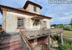 Casa Senhorial com terreno na aldeia de Sabugosa em Tondela. Arquitetura singular, excelente investimento!