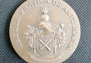 Medalha medalhão em metal com brasão militar da Escola Prática de Artilharia