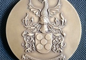 Medalha medalhão em metal com o brasão do Exército da Defesa Nacional