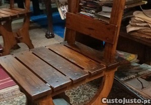 Cadeiras antigas em castanho