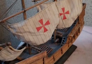 Modelo antigo em madeira de Barco Caravela